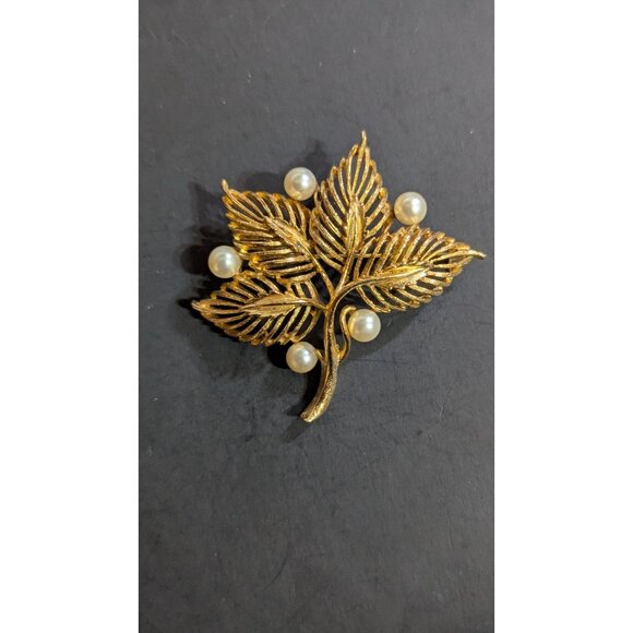 Vintage Lisner Gold Tone Leaf Brooch With Faux Pearls - Picture 6 of 9
